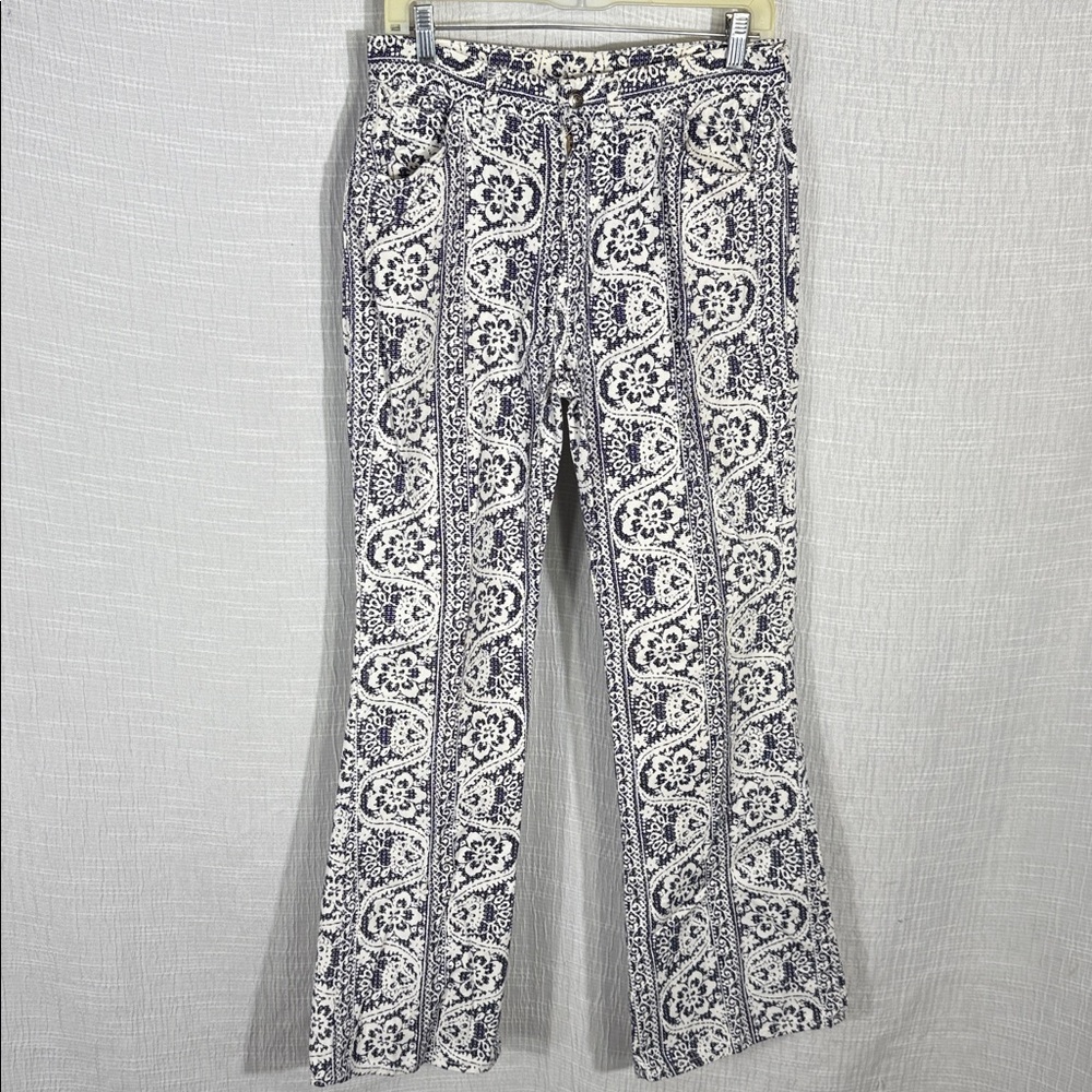 Vintage 1960’s Levi’s Big E Flare Retro Printed High Rise Jeans For Gals 29